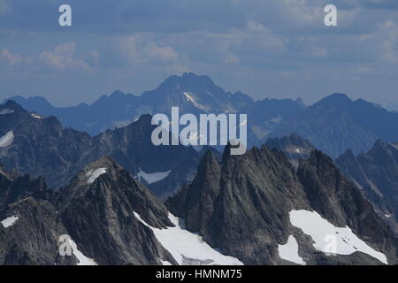 Aspre montagne delle Alpi Svizzere.Grassengrat e monte Oberalpstock, vista dal Monte Titlis. Foto Stock