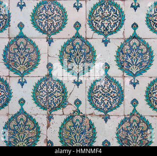 Antico fatto a mano turco - piastrelle ottomano, nel palazzo Topkapi, Istanbul, Turchia. Il Topkapi Palace è di epoca imperiale, quindicesimo secolo ed è uno dei b Foto Stock