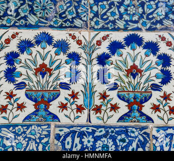 Antico fatto a mano turco - piastrelle ottomano, nel palazzo Topkapi, Istanbul, Turchia. Il Topkapi Palace è di epoca imperiale, quindicesimo secolo ed è uno dei b Foto Stock