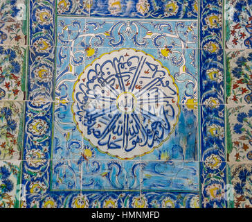 Antico fatto a mano turco - piastrelle ottomano, nel palazzo Topkapi, Istanbul, Turchia. Il Topkapi Palace è di epoca imperiale, quindicesimo secolo ed è uno dei b Foto Stock