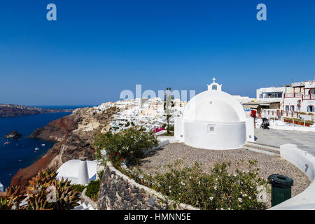 Greco imbiancate cappella ortodossa, Oia - Santorini, una greca mediterranea isola delle Cicladi gruppo su una giornata soleggiata con un cielo blu senza nuvole Foto Stock