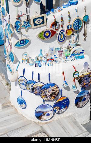 Tipiche ceramiche locali e altri souvenir esposti per la vendita al di fuori di un negozio a Oia - Santorini, una greca mediterranea isola delle Cicladi gruppo Foto Stock