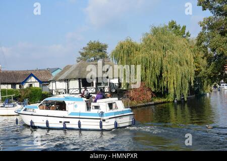 Wroxham Norfolk , Regno Unito - 25 Ottobre 2016: imbarcazione da diporto sul fiume y vengono centro per il turismo su Norfolk Broads con casa in background Foto Stock