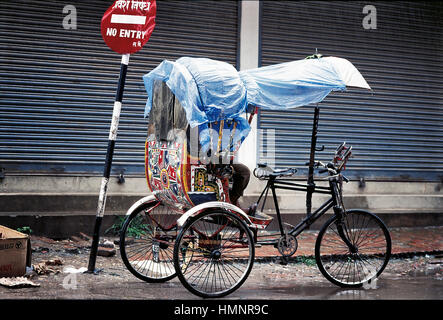 In rickshaw a Kathmandu in Nepal, piogge monsoniche. Foto Stock