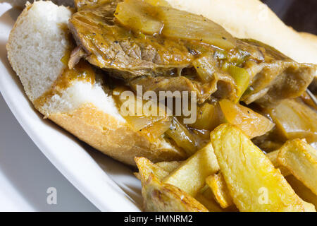 Un pub Inglese piatto di manzo caldo servito a sandwich con chip/patatine fritte. Foto Stock