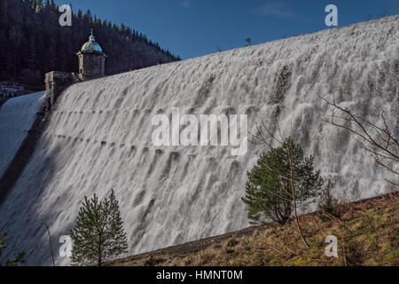 Dams all'Elan Valley traboccante dopo piogge invernali, Rhayader, POWYS, GALLES. Foto Stock