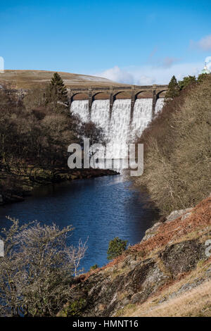 Dams all'Elan Valley traboccante dopo piogge invernali, Rhayader, POWYS, GALLES. Foto Stock