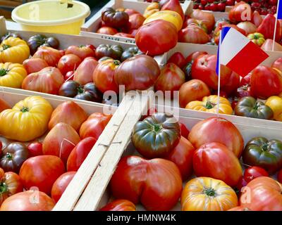 Colorate pomodori francesi per la vendita, mercato all'aperto, Toulouse, Francia Foto Stock