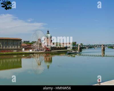 Garonna con Dôme de la tomba nella distanza, Toulouse, Francia Foto Stock