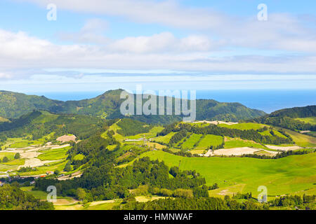 Arcipelago delle Azzorre paesaggio con oceano su un orizzonte. vista aerea sull'isola Sao Miguel nelle Azzorre, Portogallo. Foto Stock