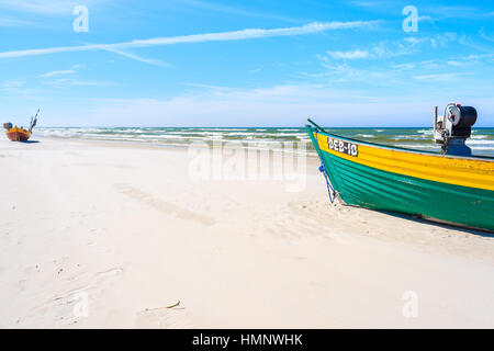 Spiaggia di DEBKI, MAR BALTICO - giu 18, 2016: colorate barche da pesca sulla sabbiosa spiaggia di Debki, costa del Mar Baltico della Polonia. Foto Stock