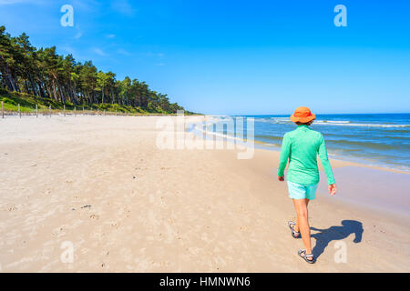 Giovane donna camminando lungo la spiaggia Lubiatowo, Mar Baltico, Polonia Foto Stock