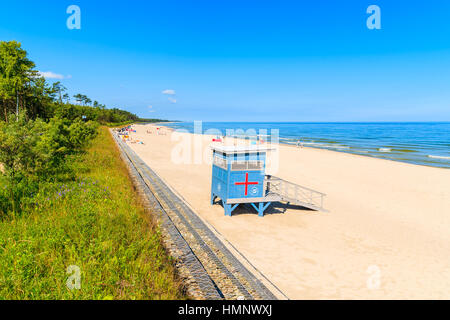 JASTRZEBIA GORA, sulla spiaggia del Mar Baltico - giu 22, 2016: Lifeguard booth su una spiaggia in Jastrzebia Gora, Mar Baltico, Polonia. Foto Stock