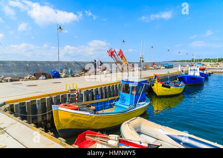 Coloratissime barche di pescatori di ancoraggio nel Kuznica porta sulla penisola di Hel, Mar Baltico, Polonia Foto Stock