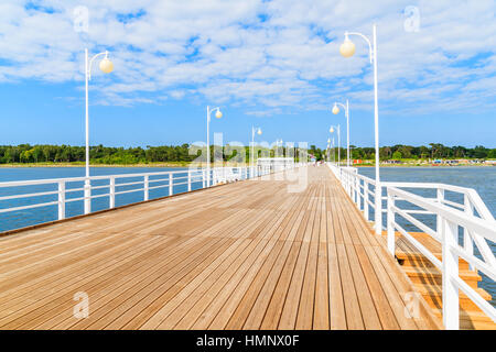 Vista del molo Jurata nella soleggiata giornata estiva, Mar Baltico, Polonia Foto Stock