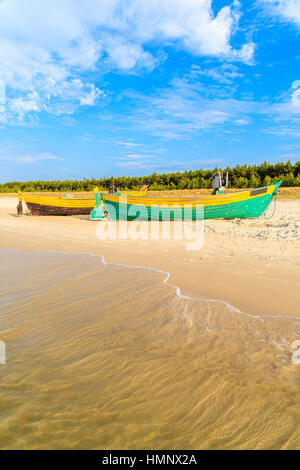 Coloratissime barche di pescatori sulla sabbiosa spiaggia di Debki, Mar Baltico, Polonia Foto Stock