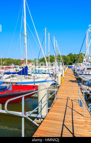 Porta LEBA, Polonia - giu 21, 2016: barche a vela ormeggio in Leba piccolo porto sulla costa del Mar Baltico della Polonia. Foto Stock