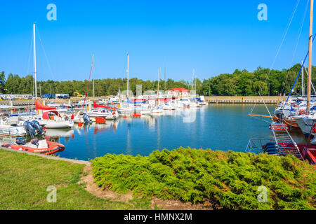 Porta LEBA, Polonia - giu 21, 2016: barche a vela ormeggio in Leba piccolo porto sulla costa del Mar Baltico della Polonia. Foto Stock