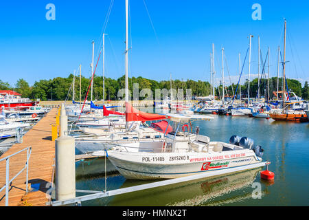 Porta LEBA, Polonia - giu 21, 2016: barche a vela ormeggio in Leba piccolo porto sulla costa del Mar Baltico della Polonia. Foto Stock