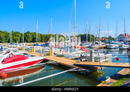 Porta LEBA, Polonia - giu 21, 2016: barche a vela ormeggio in Leba piccolo porto sulla costa del Mar Baltico della Polonia. Foto Stock