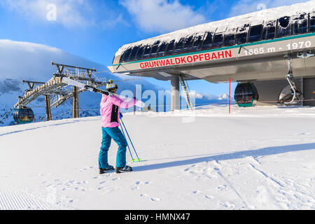 OBERTAUERN SKI RESORT, Austria - Jan 19, 2017: donna giovane sciatore in piedi di fronte ad un ascensore a Obertauern area sci sulla soleggiata giornata invernale, Salisburgo landAustria. Foto Stock