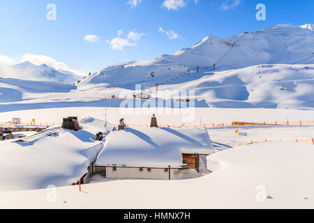 Vista della baita di montagna coperta di neve fresca a Obertauern winter resort, Austria Foto Stock