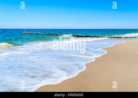 Le onde del mare su una spiaggia di Isola di Sylt, Germania Foto Stock
