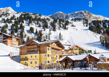 OBERTAUERN SKI RESORT, Austria - Jan 22, 2017: vista di alberghi e ristoranti di Obertauern ski area nel Land di Salisburgo, Alpi austriache. Foto Stock