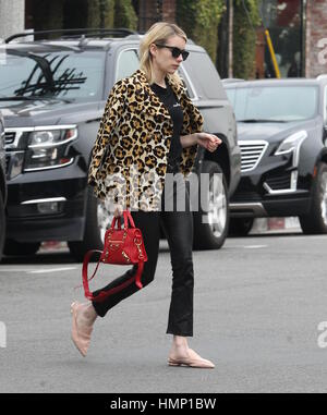 Emma Roberts sport un enorme anello sul suo dito alimentando le voci che lei e nuovamente su on / off di nuovo fidanzato Evan Peters sono impegnati. Lei è stato avvistato sul suo modo al di fuori della moda francese APC boutique di Beverly Hills offre: Emma Roberts dove: Los Angeles, California, Stati Uniti quando: 04 Jan 2017 Credit: WENN.com Foto Stock
