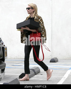 Emma Roberts sport un enorme anello sul suo dito alimentando le voci che lei e nuovamente su on / off di nuovo fidanzato Evan Peters sono impegnati. Lei è stato avvistato sul suo modo al di fuori della moda francese APC boutique di Beverly Hills offre: Emma Roberts dove: Los Angeles, California, Stati Uniti quando: 04 Jan 2017 Credit: WENN.com Foto Stock