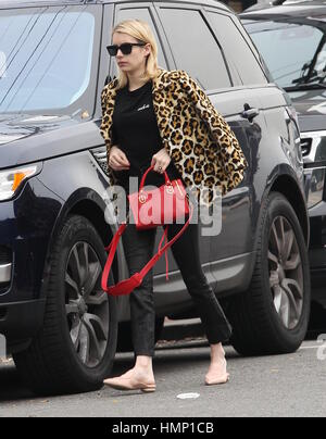 Emma Roberts sport un enorme anello sul suo dito alimentando le voci che lei e nuovamente su on / off di nuovo fidanzato Evan Peters sono impegnati. Lei è stato avvistato sul suo modo al di fuori della moda francese APC boutique di Beverly Hills offre: Emma Roberts dove: Los Angeles, California, Stati Uniti quando: 04 Jan 2017 Credit: WENN.com Foto Stock