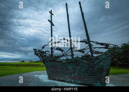 Carestia nazionale memorial raffigurante una bara di nave a Murrisk, County Mayo, Irlanda Foto Stock