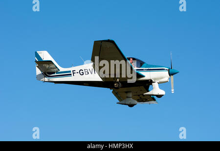 Robin DR400-180 avvicinando Wellesbourne Airfield, Warwickshire, Regno Unito (F-GBVN) Foto Stock