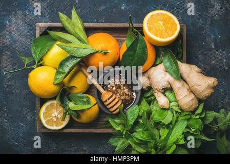 Ingredienti per rendere l'immunità naturale di survoltaggio bevanda calda nella casella Foto Stock