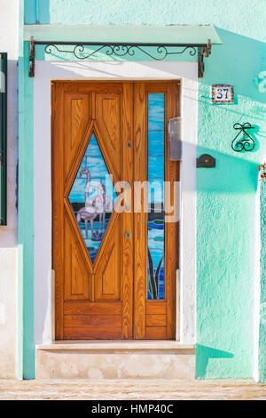 Ornati con porta vetrata con inserti fenicotteri a di casa a Burano Venezia Italia nel mese di gennaio Foto Stock