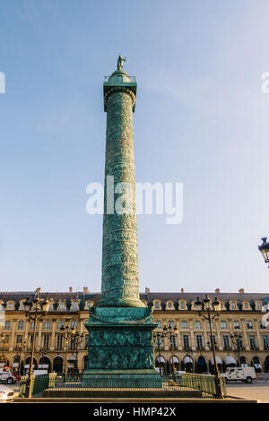 Parigi, Francia - CIRCA NEL DICEMBRE 2016: vista su Place Vendôme e la sua colonna sulla cui sommità è una statua di Napoleone. Foto Stock