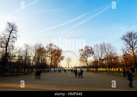 Parigi, Francia - CIRCA NEL DICEMBRE 2016: la grande ruota sulla piazza della Concorde come visto dal Giardino delle Tuileries. Foto Stock