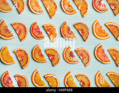 Fresco sangue succose fette di arancio su dipinte di blu di sfondo della tabella Foto Stock