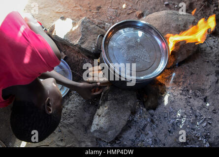 KENYA Turkana, Lodwar,village Kaitese, Turkana tribù, donna cuoco in cucina, con resti di tutolo di mais come combustibile / KENIA, Turkan Dord Kaitese, Herdstelle, Brennstoff Reste von Maiskolben Foto Stock