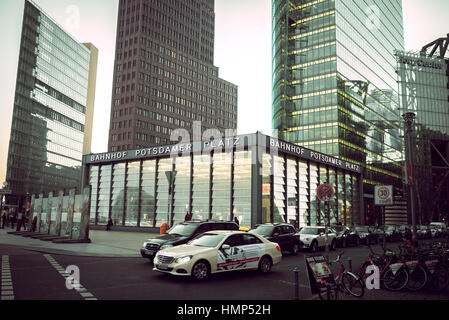 Berlino, Germania - 22 gennaio 2017. La potsdamer platz è uno dei luoghi più importanti di Berlino. Situato nel quartiere di Mitte e è un attirare Foto Stock