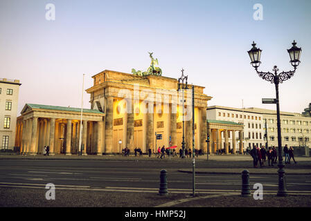 Berlino, Germania - 22 gennaio 2017 - Porta di Brandeburgo a Berlino, Germania durante la sera d'inverno. tonica immagine. Foto Stock