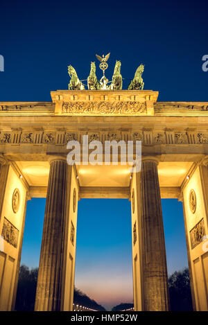 Berlino, Germania - 22 gennaio 2017 - Porta di Brandeburgo a Berlino, Germania durante la sera d'inverno. tonica immagine. Foto Stock