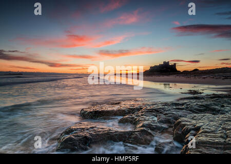 Alba sul castello di Bamburgh, Northumberland Foto Stock