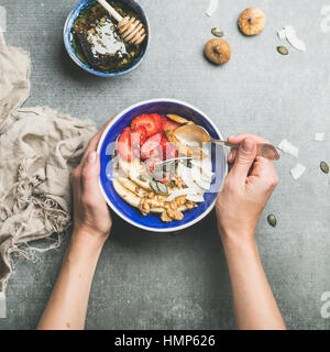 Mangiare sano breakfast coppa sopra di cemento grigio sfondo Foto Stock