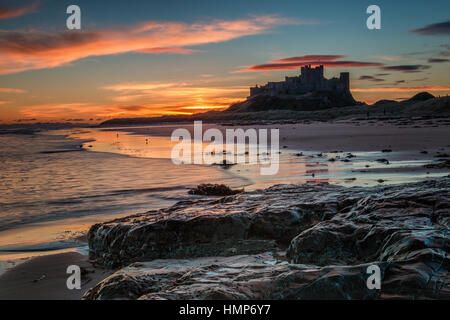 Alba sul castello di Bamburgh, Northumberland Foto Stock