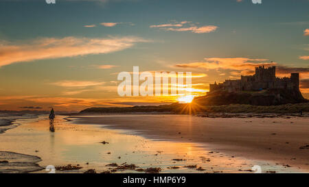 Alba sul castello di Bamburgh, Northumberland Foto Stock