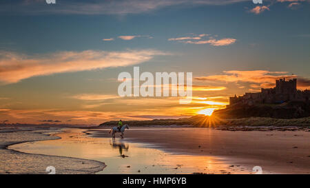 Alba sul castello di Bamburgh, Northumberland Foto Stock