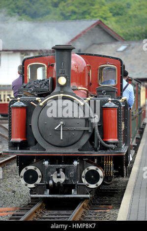 Ffestiniog e wesh highland locomotore ferroviario 'David Lloyd George' un doppio fairlie classe motore a Porthmadog harbour station. Foto Stock