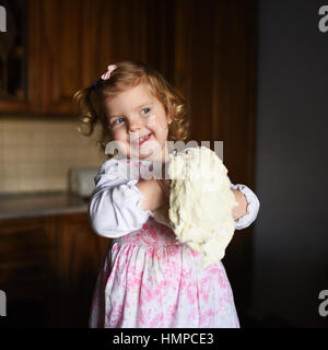 Bambino Preparazione impasto Foto Stock