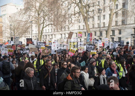 Londra, Regno Unito. 04 feb 2017. Manifestanti con bandiere dell'UE stand al di fuori di Downing Street e i manifestanti contro gli Stati Uniti Presidente, Donald Trump tenere cartelloni. Credito: Alberto Pezzali/Pacific Press/Alamy Live News Foto Stock